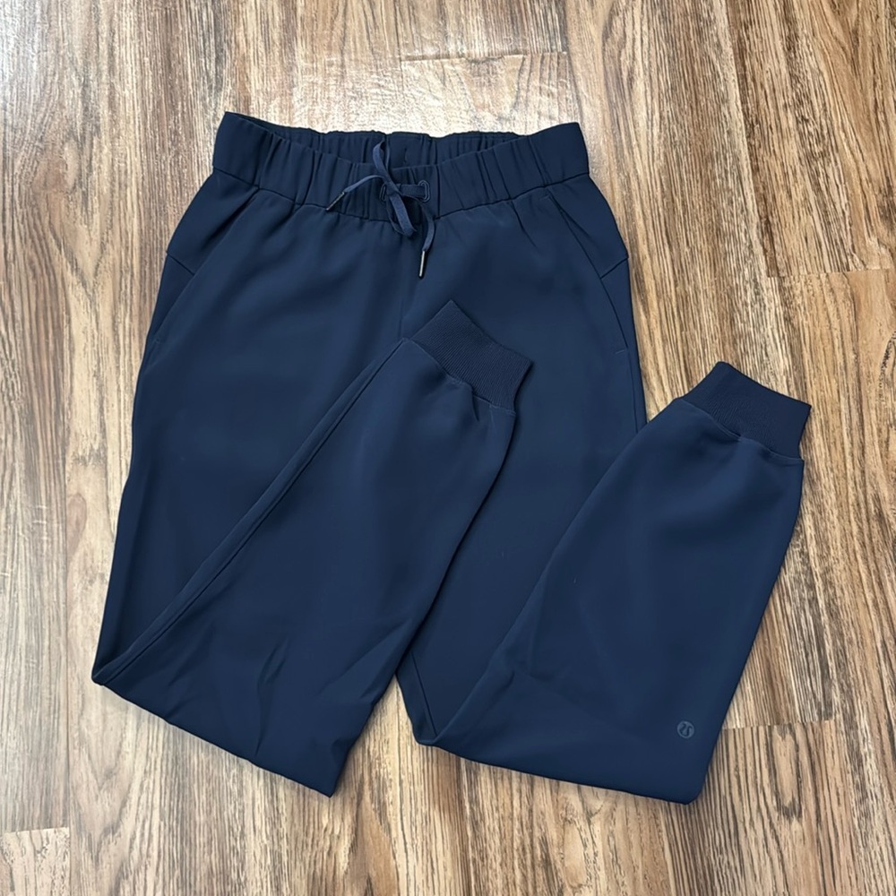 LIKE NEW!! Lululemon On the Fly woven jogger - size 2 True Navy color